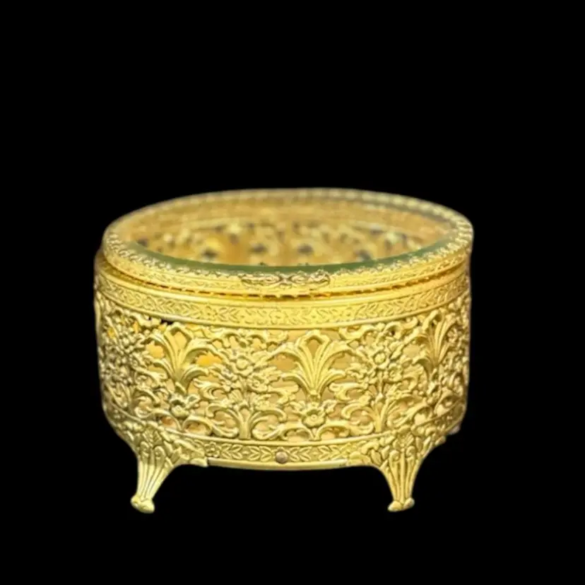 Vintage Ormolu Gold Trinket Box Oval Filigree Bevel Glass Jewelry Floral Hollywood Regency READ
2-3/4” T x 41/4” L x 3-1/2” W