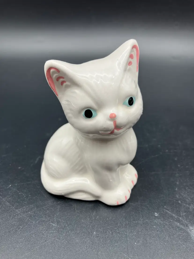 BIN- White Porcelain Sitting Cat 3.5”