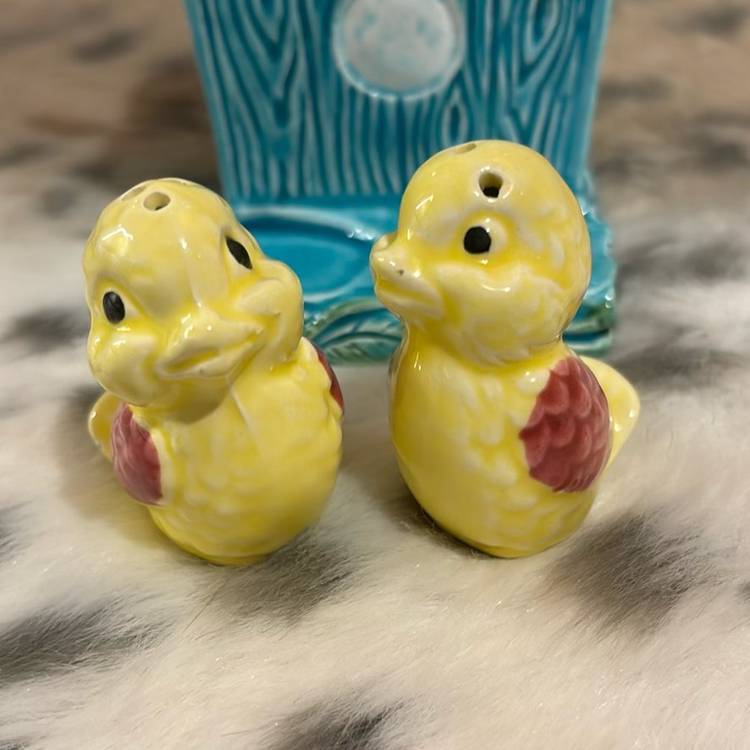 Vintage Norleans Japan Marked On Sugar Dish And Salt And Pepper Shakers. No Chips Or Cracks