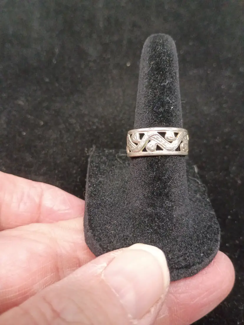 Sterling Silver Twisted Ribbon with Hearts Celtic Knot Ring Size 5.5.