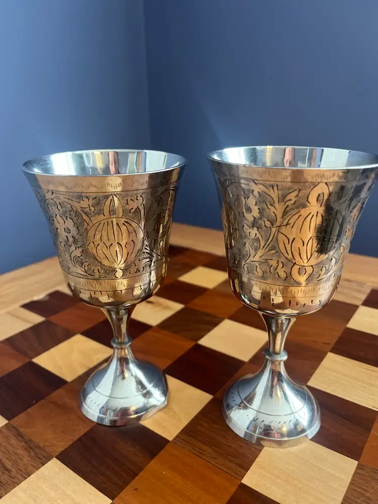 #01 Engraved silver-plated ewer and two matching goblets. - made in India