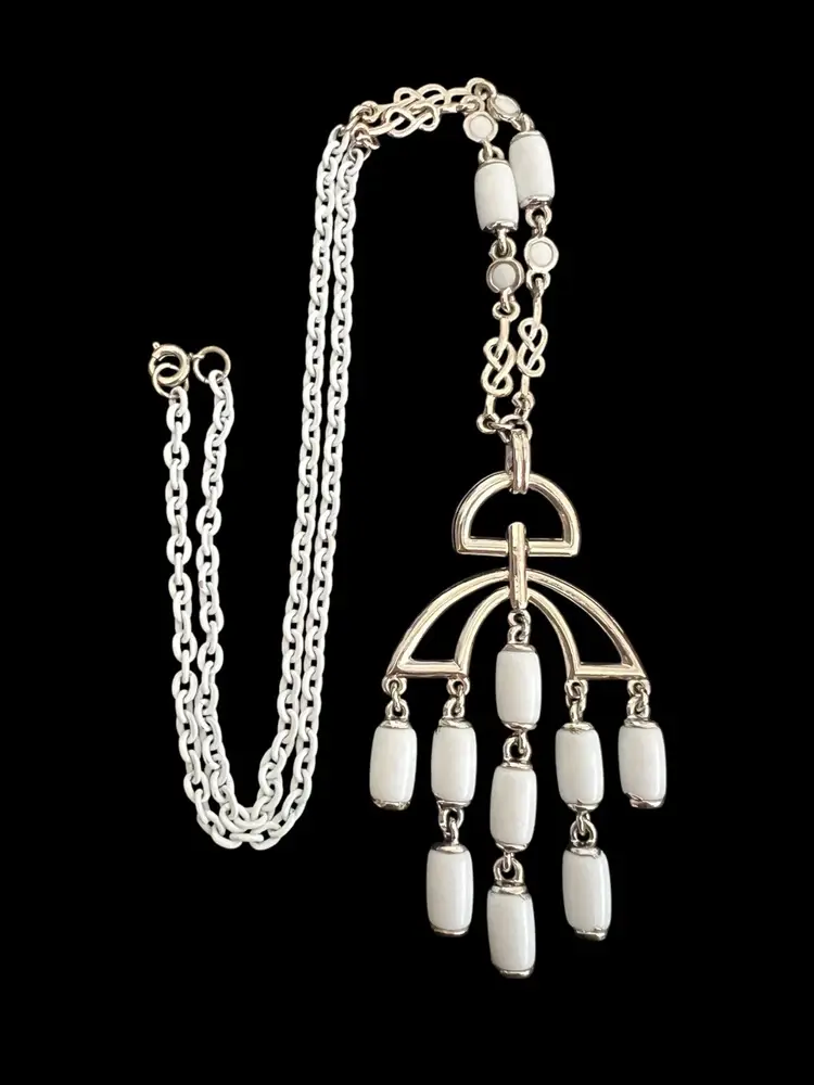 Vintage Sautoir White Lucite White Enameled & Silver Tone Chain Retro Necklace #ofc-3