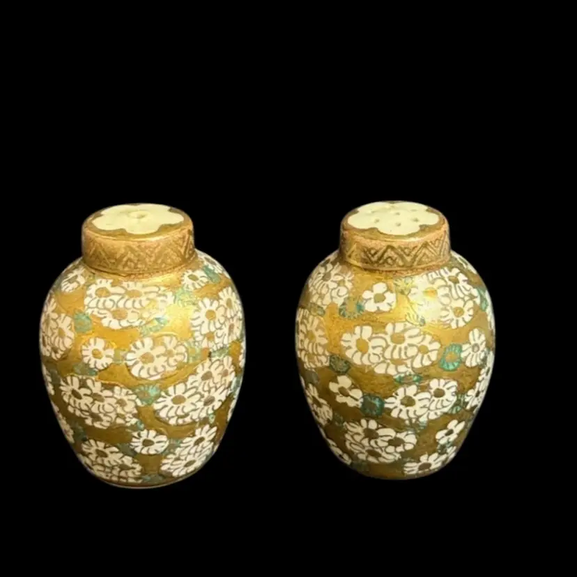 Vintage Japanese Satsuma-Style Salt & Pepper Shakers – Transfer-ware•Hand Painted Daisies & Floral Gold Gilt Design 
2-5/8” T x 1-3/4” W