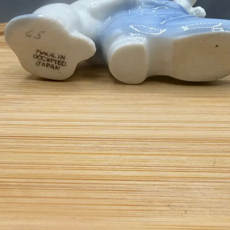 Vintage Occupied Japan Cat Figurine - Mama Cat and 2 Kittens in Blue Shoe 2 1/4”x4”