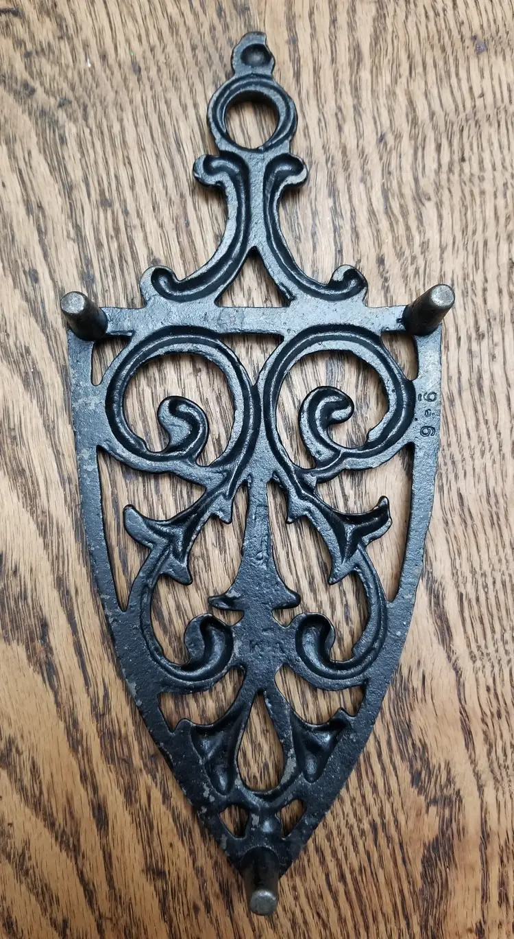 Vintage Virginia Metalcrafters Cast Iron Sadiron Footed Trivet