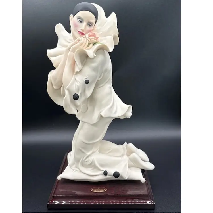 Giuseppe Armani Figurine Pierrot and the Rose 1662C Capodimonte Statue Florence