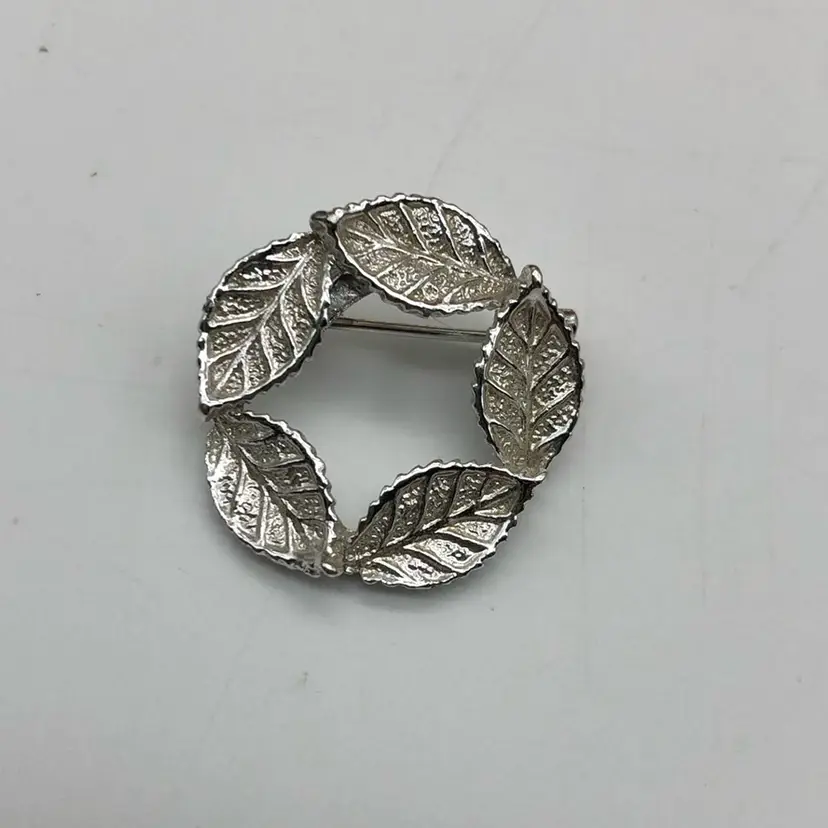 Gerry’s Silvertone Wreath Pin 1”