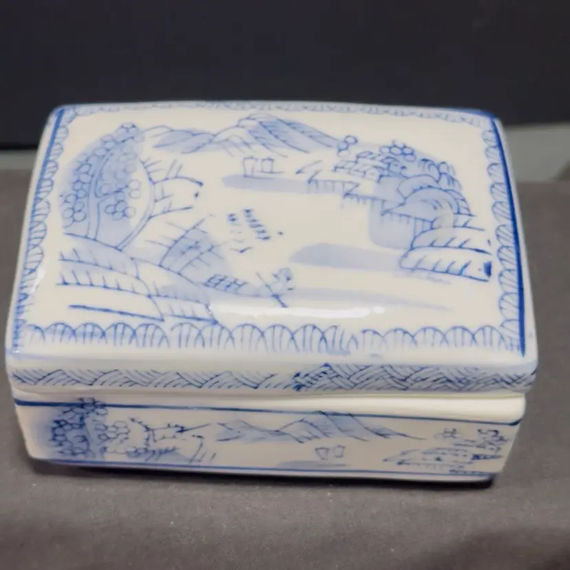 #1388 Vintage Chinese Asian Porcelain Trinket Box Blue And White