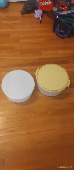 #04 Tupperware cake carriers