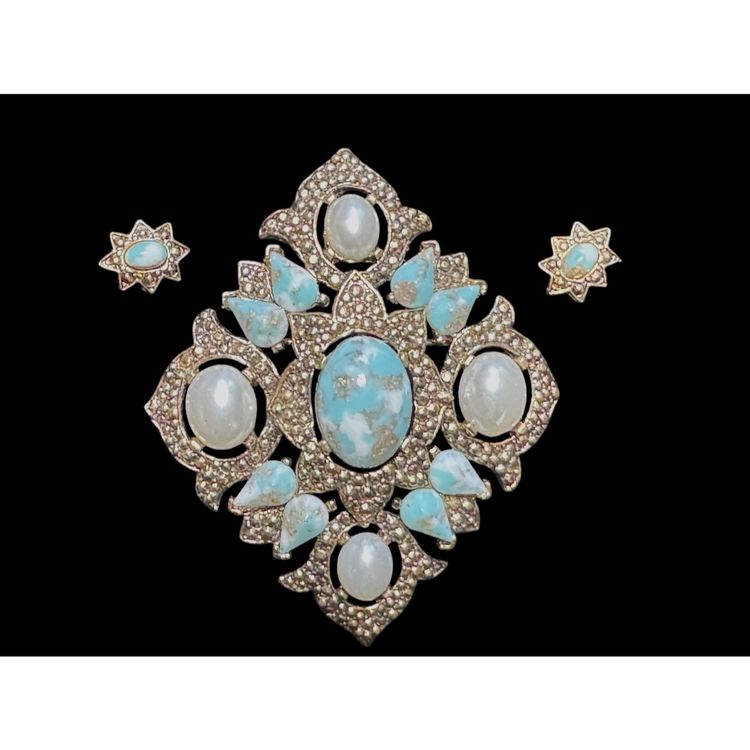 Sarah Coventry Gold Tone “Remembrance”Pendant Brooch with Matching Pierced Post Earrings Set ca. 1968