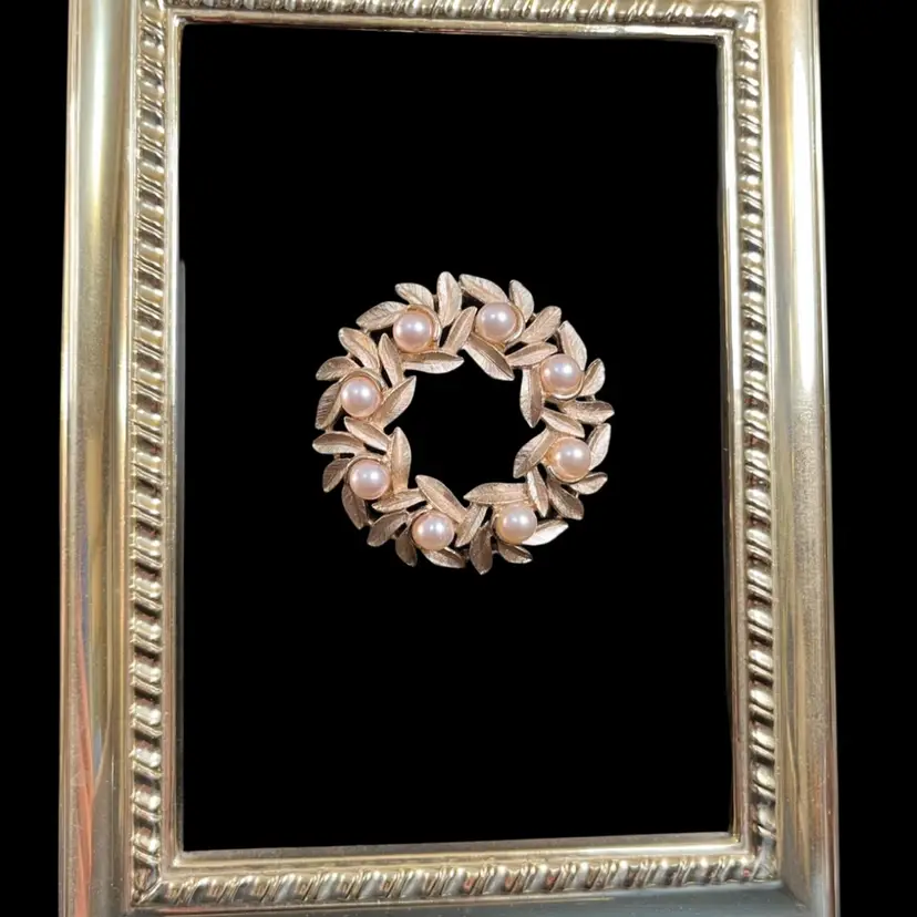 Avon-1980s-Gold Tone Leaf Wreath w/ Faux Pearls