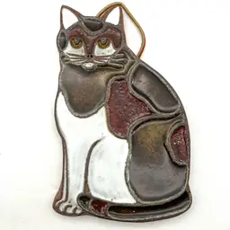 25 - Victoria Littlejohn Ceramic Studio Pottery Calico Cat Wall hanging Art 8.5”