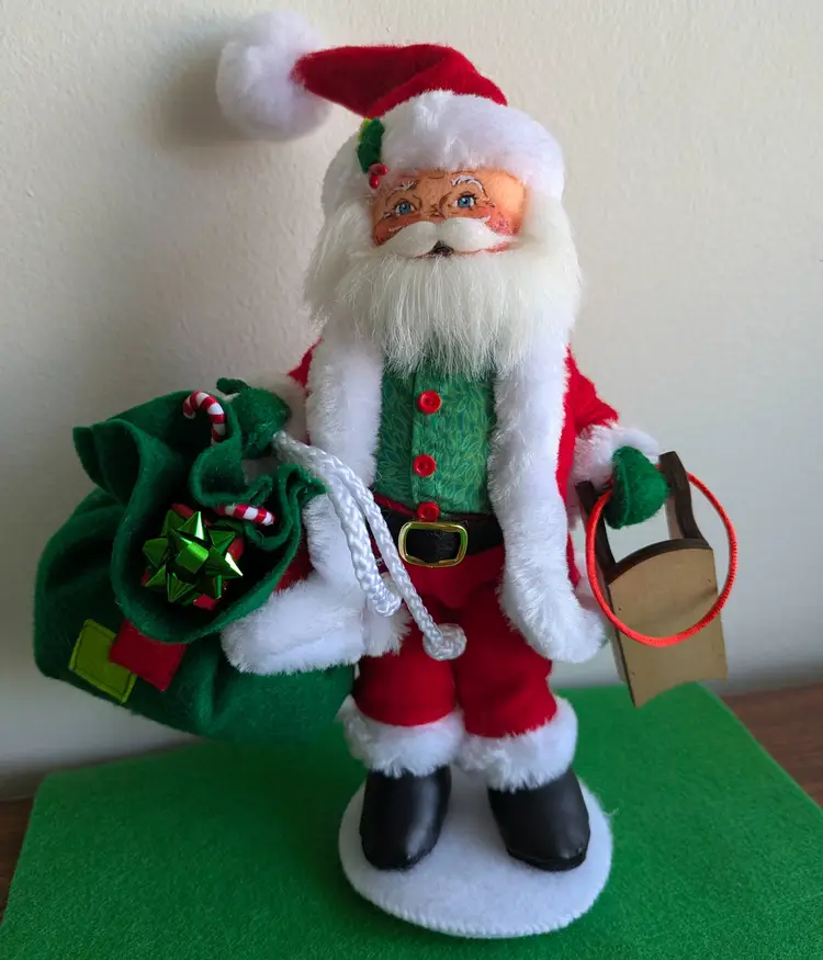 #01 2020 Annalee Christmas 9" Very Merry Santa with gifts and sleigh fur green shirt