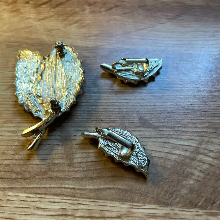Vintage Sarah Coventry Wood grain & metal leaf brooch & clip earring set