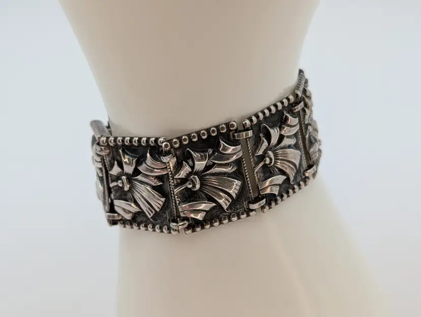 Vintage Art Deco Sterling Silver Repoussé Articulated Panel Bracelet Floral 6"