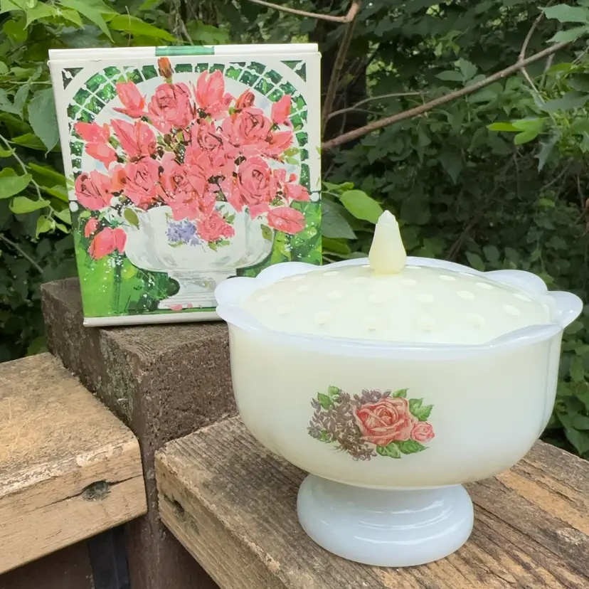 Avon “Hostess Blossoms”Soap Dish And Flower Frog