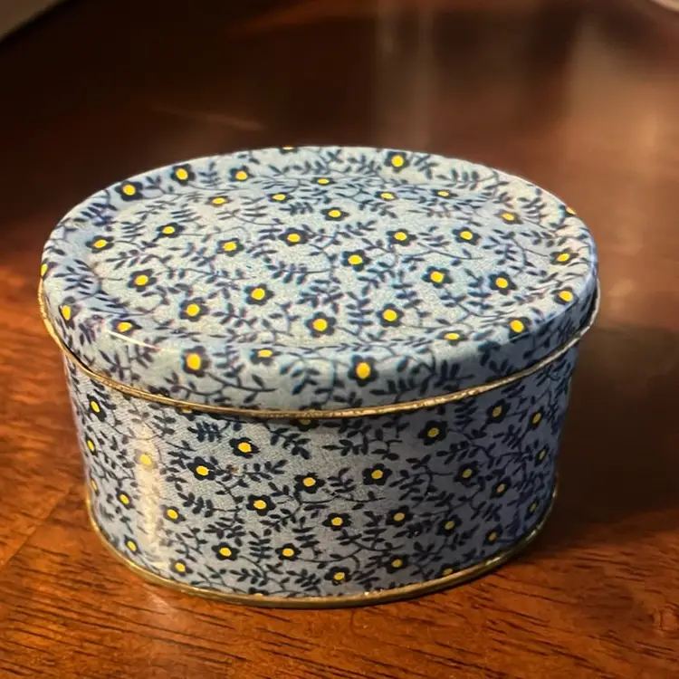 A Small decorative tin by Crownford Giftware Inc., made in Hong Kong.
3 inches wide by 2 inches tall