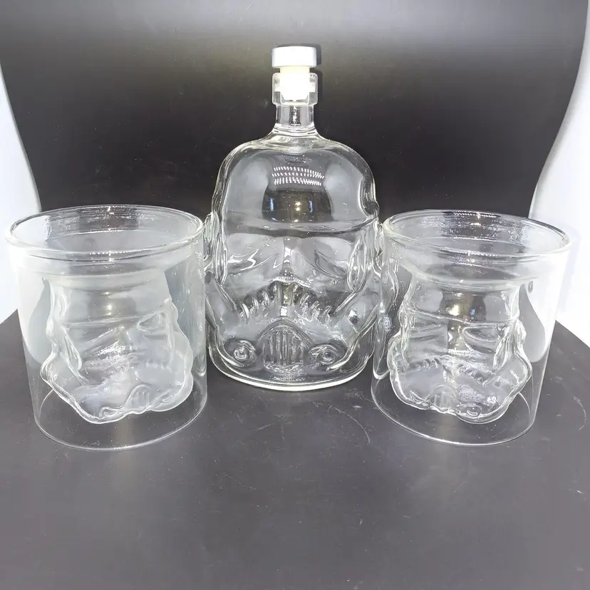 Stormtrooper Whiskey Decanter with 2 Stormtrooper glasses STAR WARS