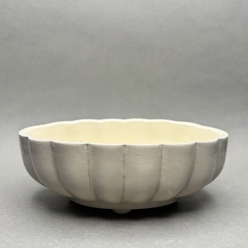 Vintage Mid Century Modern Gray Scalloped Ceramic Footed Planter Mold 907 USA