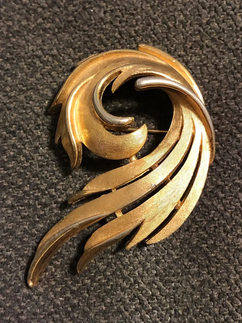 Vintage Crown Trifari Gold-Tone Swirl Feather Leaf Brooch