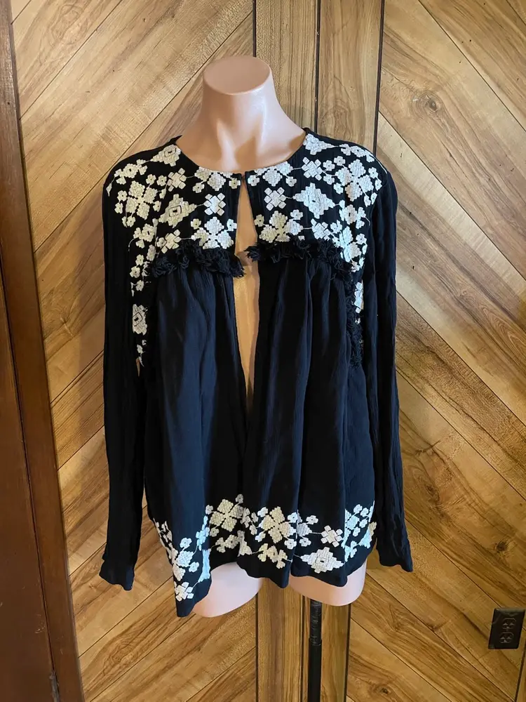 Mossimo Women’s XXL Black And White Embroidered Tie Front Jacket Missing String