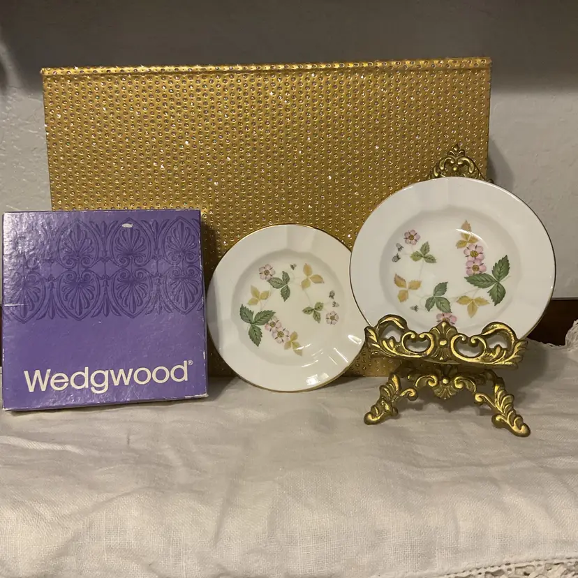 Wedgewood “Wild Strawberry” Plate Set In Box