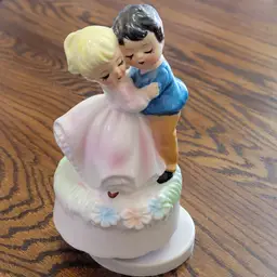 Sankyo Ceramic dancing couple music box