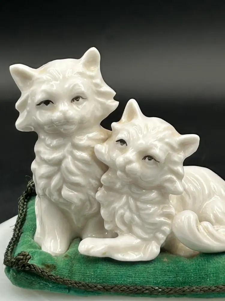 Vintage Lenwile China Ardalt Japan Two White Cats On Green Velvet Cushion Pillow Figurine
