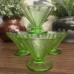 Set of 4 Federal Glass Sylvan Parrot Pattern Uranium Depression Sherbert Dishes