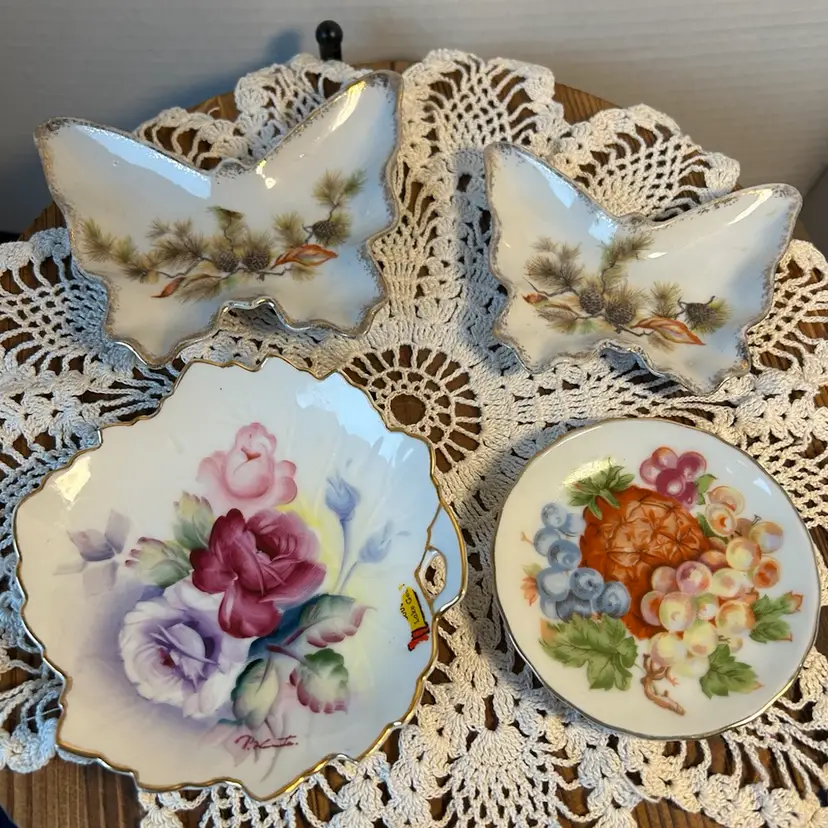 4 Small Vintage Ceramic Trinket Dishes