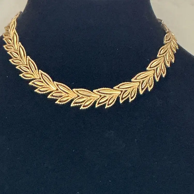 Vintage Boucher Leaf Necklace Gold Tone Signed Boucher 9047N Choker