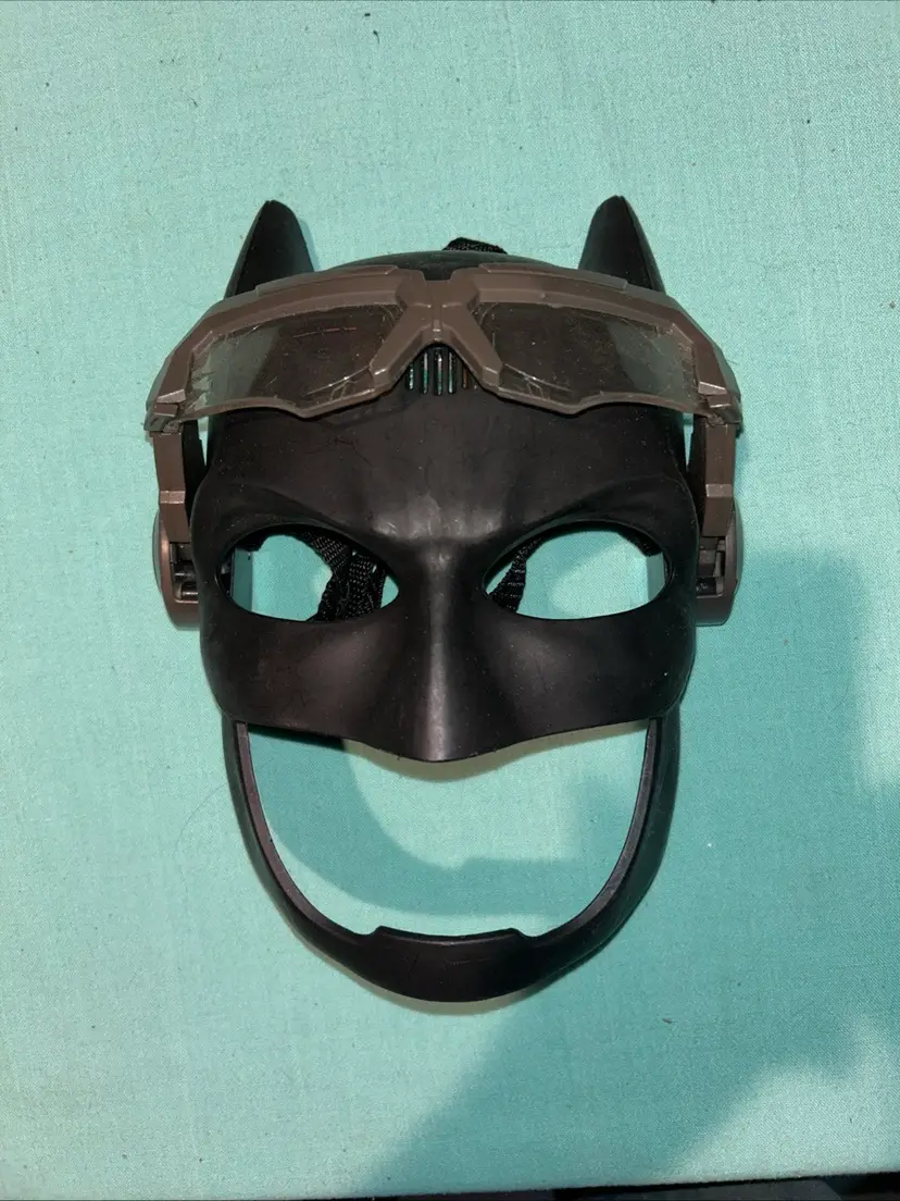 Batman Voice Changing / Talking-Glowing Eyes Mask. Mattel/DC Comics
