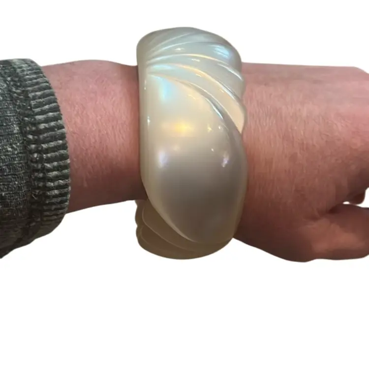 Vintage White Thermoset Lucite Chunky Carved Bangle Bracelet Mother Of Pearl Look