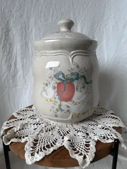 VINTAGE INTERNATIONAL CHINA CO STONEWARE CANISTER W/GEESE & BLUE RIBBON 10” TALL