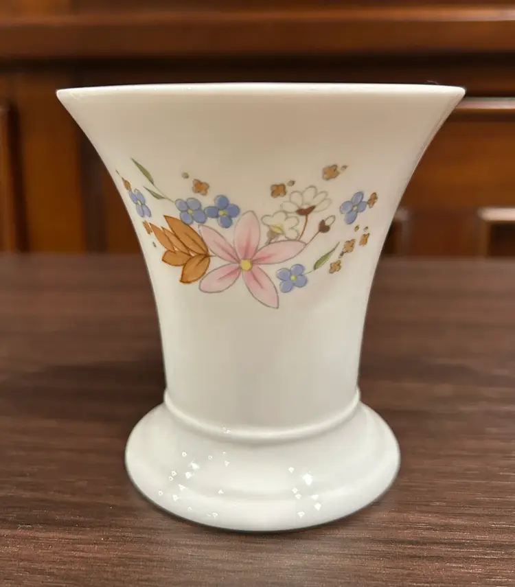 Wedgwood Meadow Sweet small vase