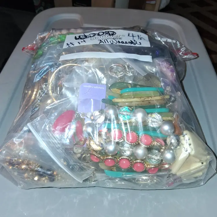 COSTUME JEWLERY 4 lbs MYSTERY ALL WEARABLE VTG to MOD Ea. Bagged! Resell/Keep #14