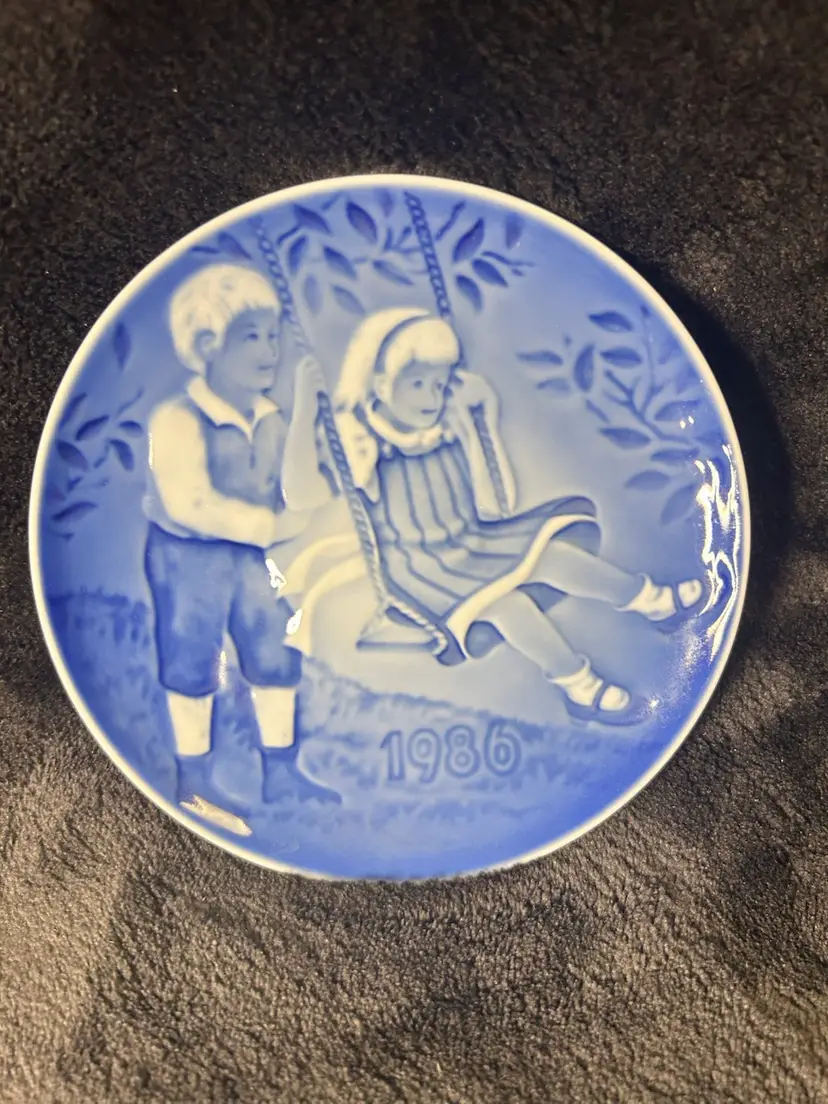 Bing & Grondahl Children's Day Plate 1986 A JOYFUL FLIGHT Barnets Dag Swinging