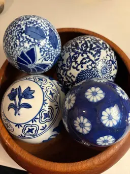 4 VTG CHINOISERIE BLUE AND WHITE CERAMIC RUG BALLS ORBS