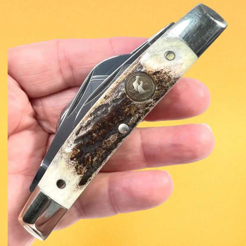 German Hen and Rooster Vintage Pocket Knife. Model: 344 DS (Deer Stag) Bertram 4 blade Congress. Near Mint Condition! Includes Original Box. 🇺🇸USA Shipping Only. Great For Man Cave, Hunter, Father’s Day!