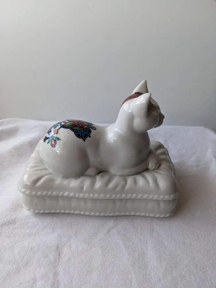 Vintage Elizabeth Arden Byzantium Royal Cat on Pillow Porcelain Trinket Box 1980