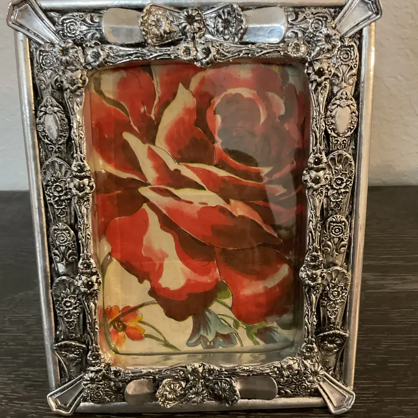 🎉Resin Ornate Picture Frame With Detailed Spoon Handle Work With Rose Hankerchief
