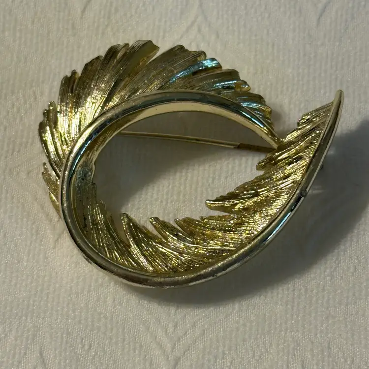 Vintage Lisner Gold Tone Feather Brooch