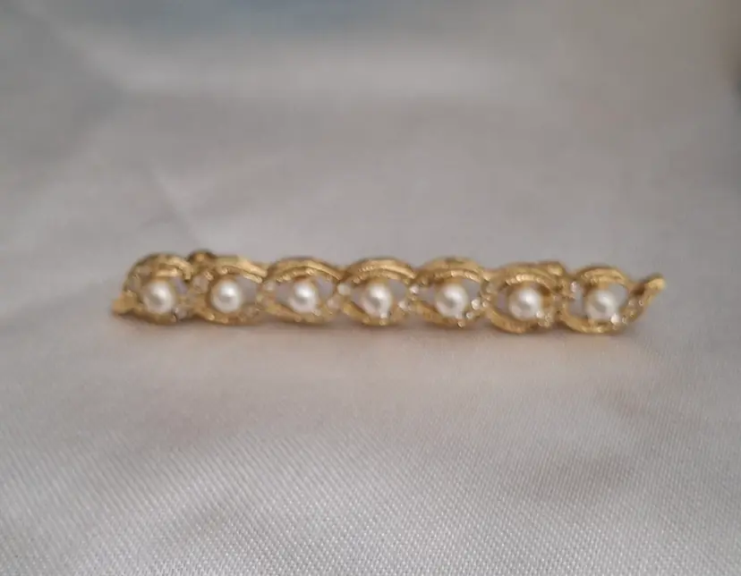 202 Beautiful Gold tone and Faux Pearl Bar Pin