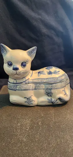 Vintage Asian blue and white kitten
