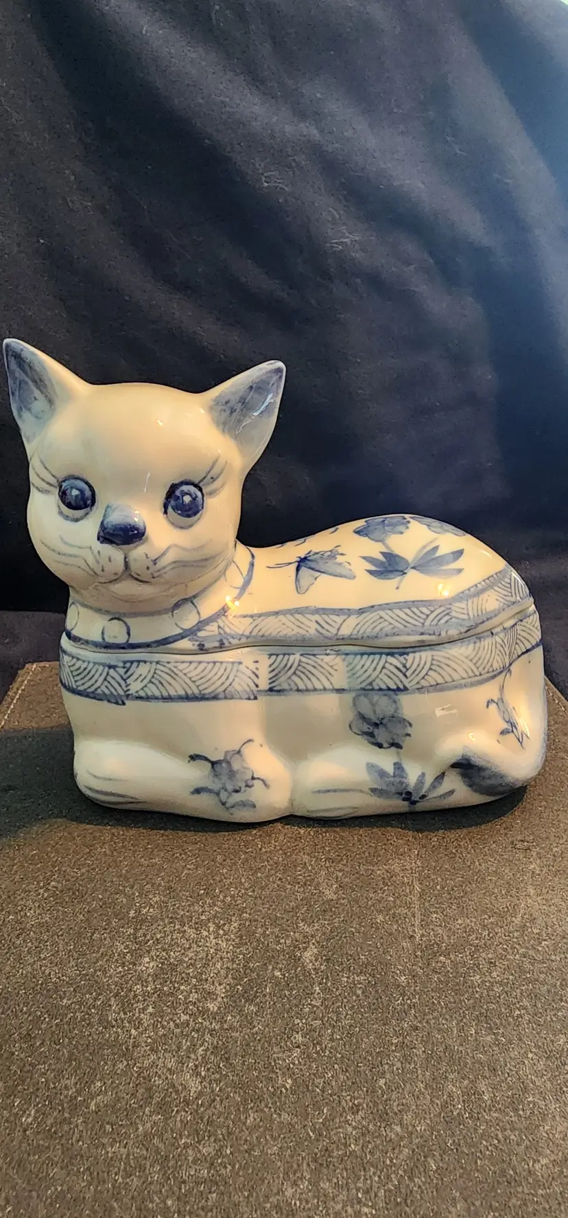 Vintage Asian blue and white kitten