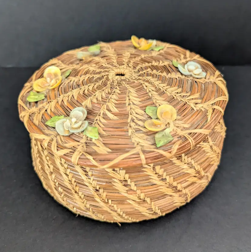 Vtg Handwoven Pine Needle Decorative Basket With Lid and Seashell Flowers *READ*