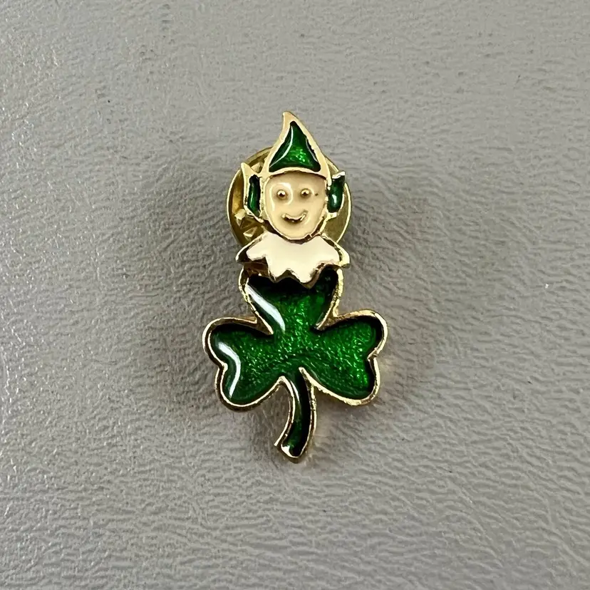 Vintage Gold Tone Leprechaun  3 Leaf Clover Enamel Lapel Hat Pin Pinback 1.25"