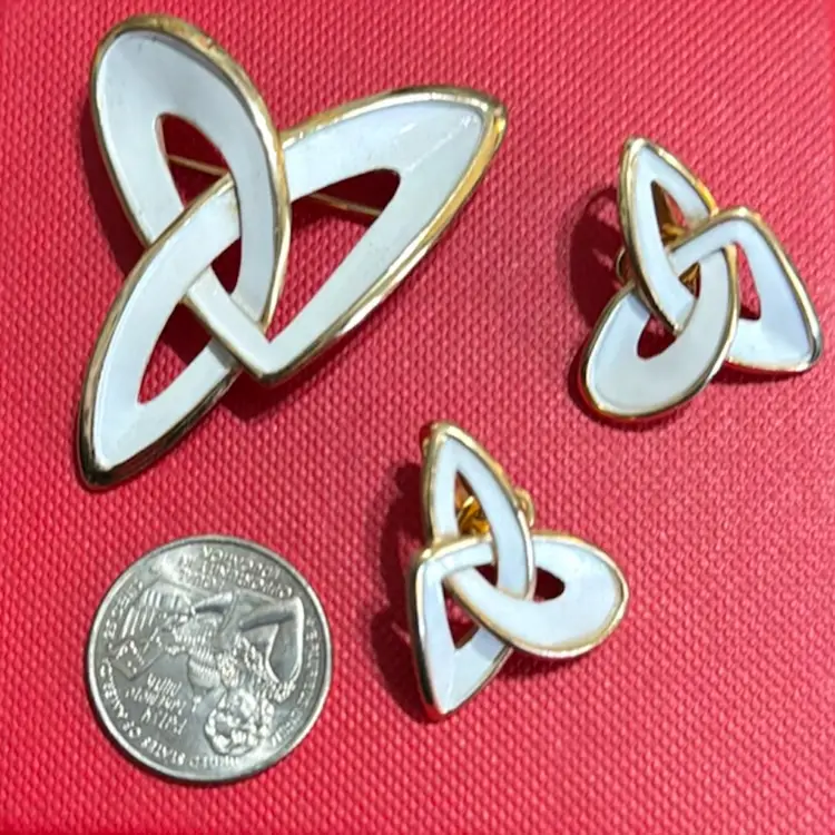 Rare Knot Infinity White Enamel TRIFARI CROWN Vintage Gold Brooch And Clip On Earrings