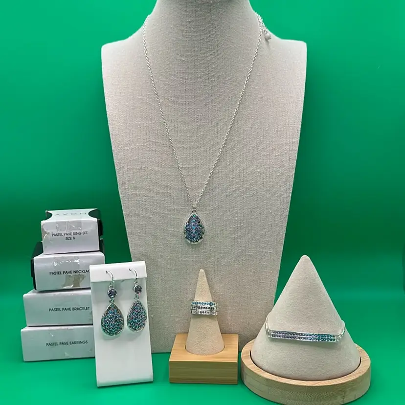 A001 - Avon 2019 Pastel Pave Set
