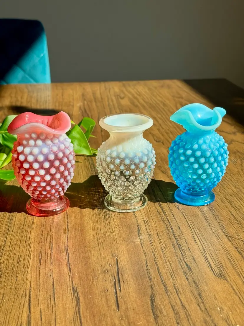 😻 CHOICE 4” vintage Fenton hobnail glass vases. white, cranberry & Aqua opalescent